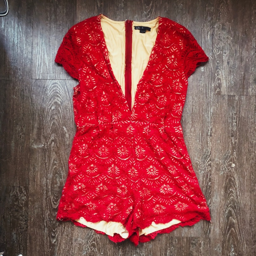 Maddy K Lace Romper, L (but DEFINITELY fits 2-4)